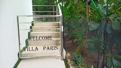 вилла Париж - въездные ворота и  огороженный сад для маленьких собак